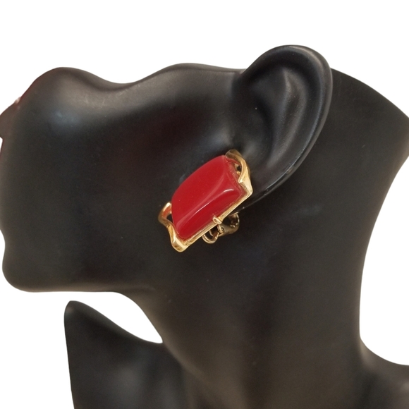COROCRAFT 1950S CHERRY RED SQUARE LUCITE & GOLDTONED CLIP ON EARRINGS - Picture 3 of 7